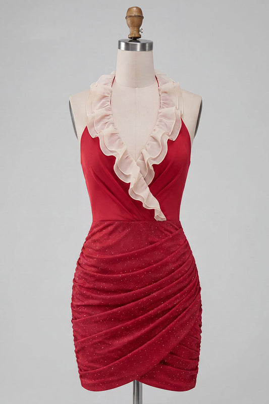 Robe de soirée moulante rouge à col montant froncée avec volants et paillettes et laçage au dos