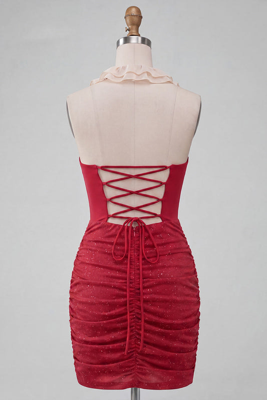 Robe de soirée moulante rouge à col montant froncée avec volants et paillettes et laçage au dos