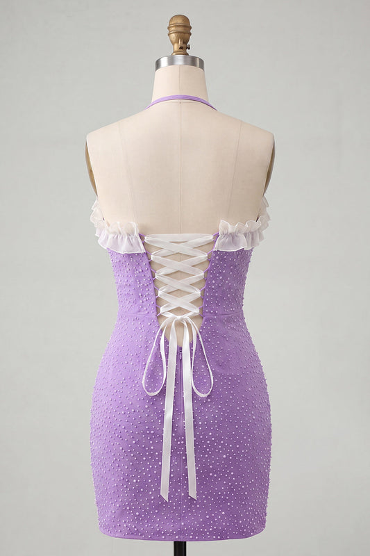 Vestido de fiesta ajustado morado claro con cuello halter, volantes y pedrería con espalda con cordones