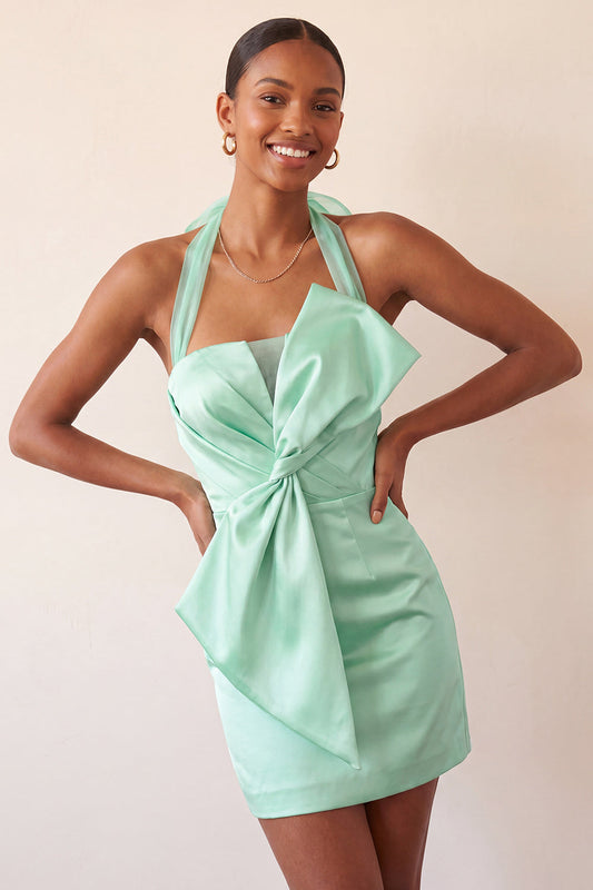 Robe de bal moulante vert menthe à col licou en satin, dos lacé avec nœud