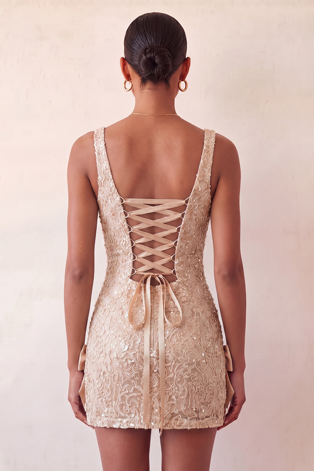 Robe de retour à la maison moulante vert menthe à col carré avec paillettes et laçage au dos avec nœud