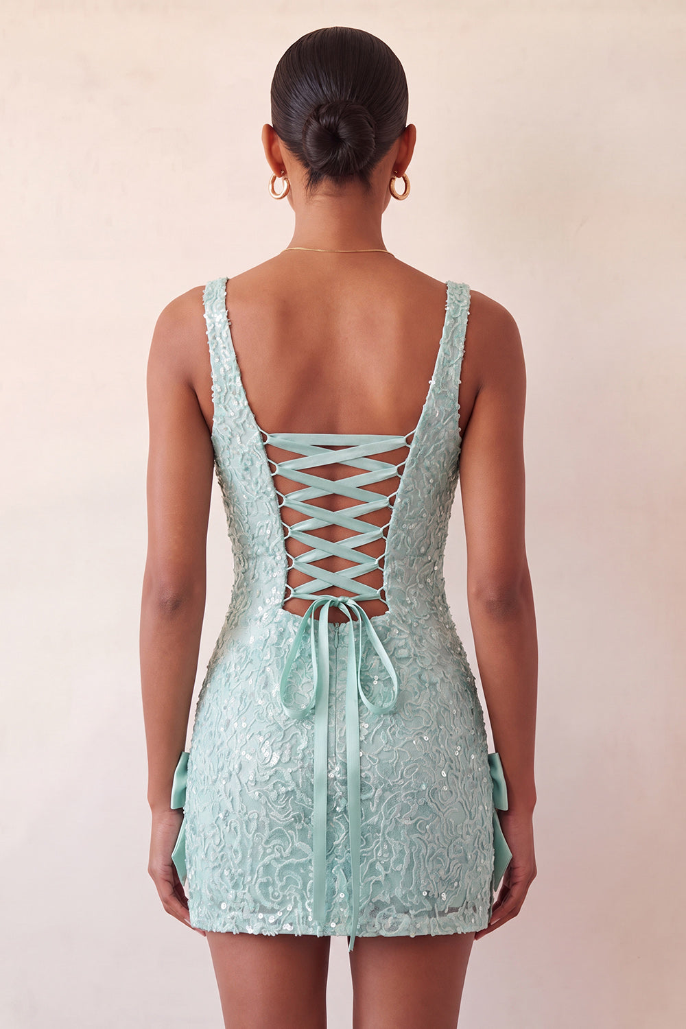 Robe de retour à la maison moulante vert menthe à col carré avec paillettes et laçage au dos avec nœud