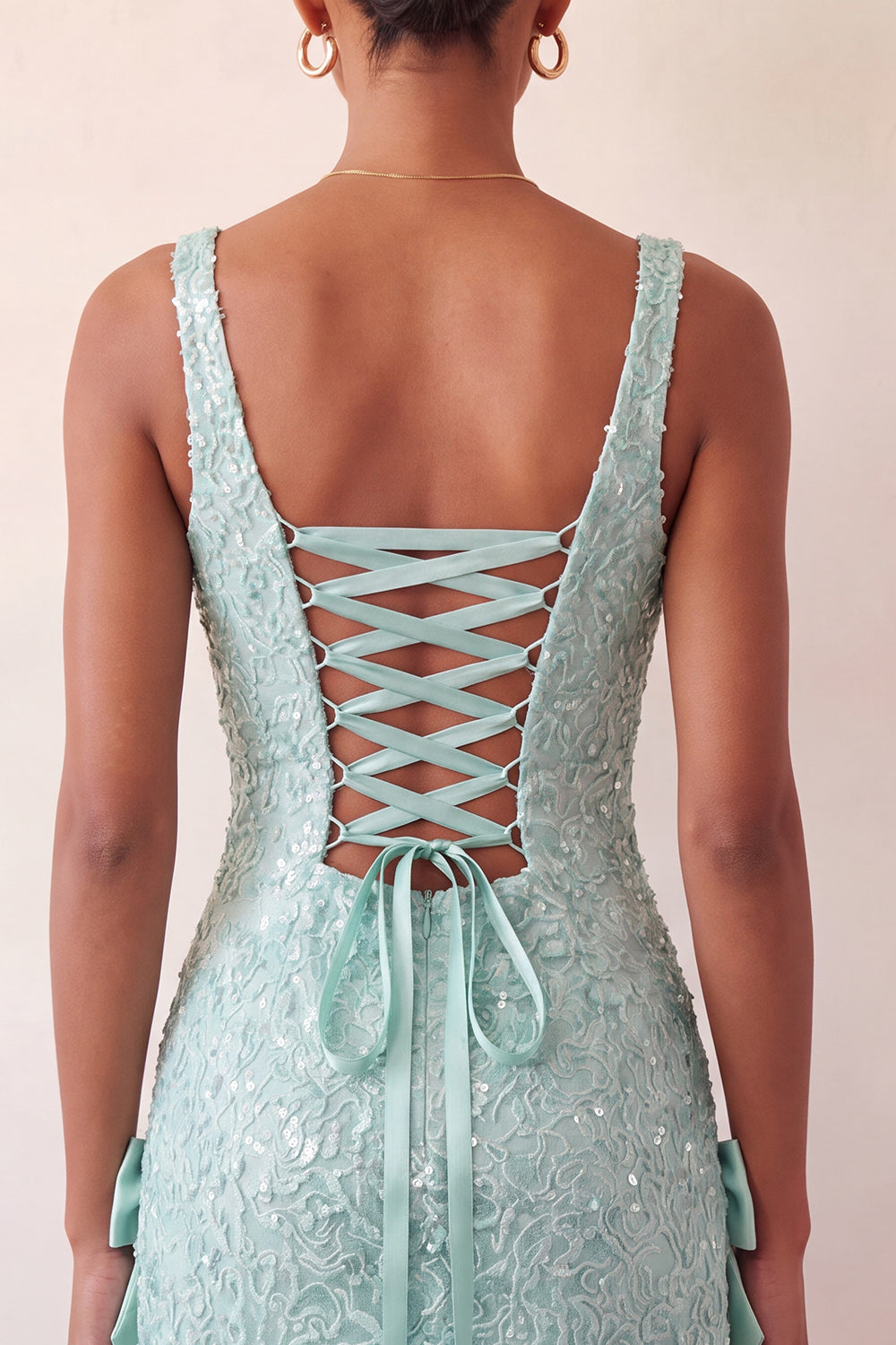 Robe de retour à la maison moulante vert menthe à col carré avec paillettes et laçage au dos avec nœud