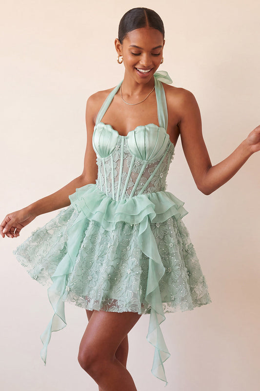 Robe de bal de rentrée trapèze vert menthe à encolure américaine, corset transparent, froufrous floraux et dos lacé