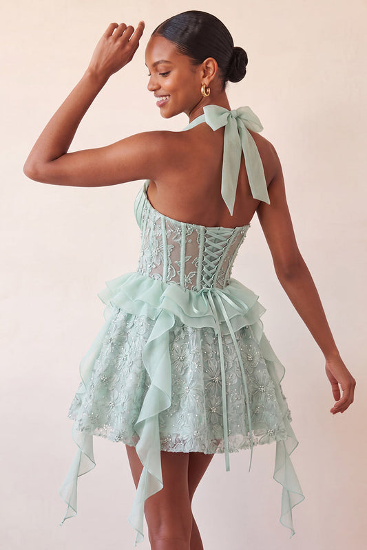 Robe de bal de rentrée trapèze vert menthe à encolure américaine, corset transparent, froufrous floraux et dos lacé