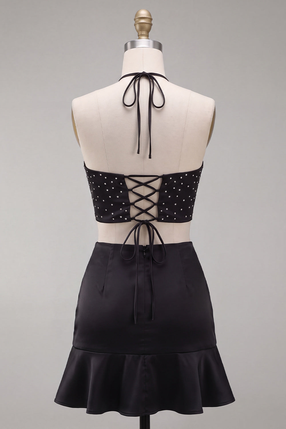 Mini robe de soirée noire moulante sans manches avec découpes et volants