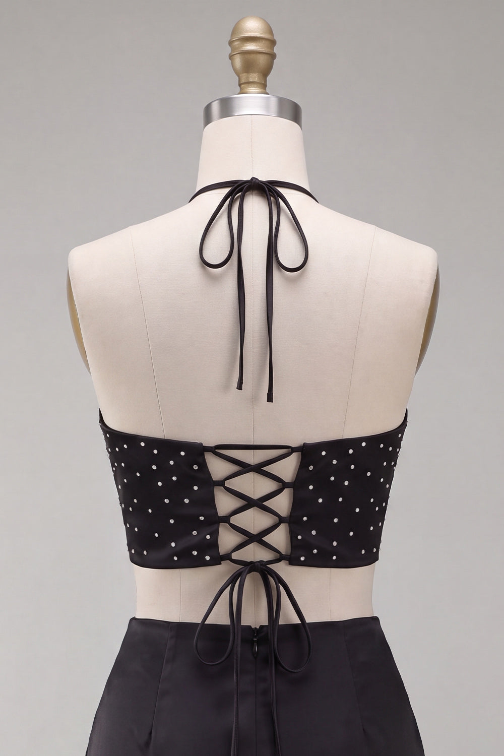 Mini robe de soirée noire moulante sans manches avec découpes et volants
