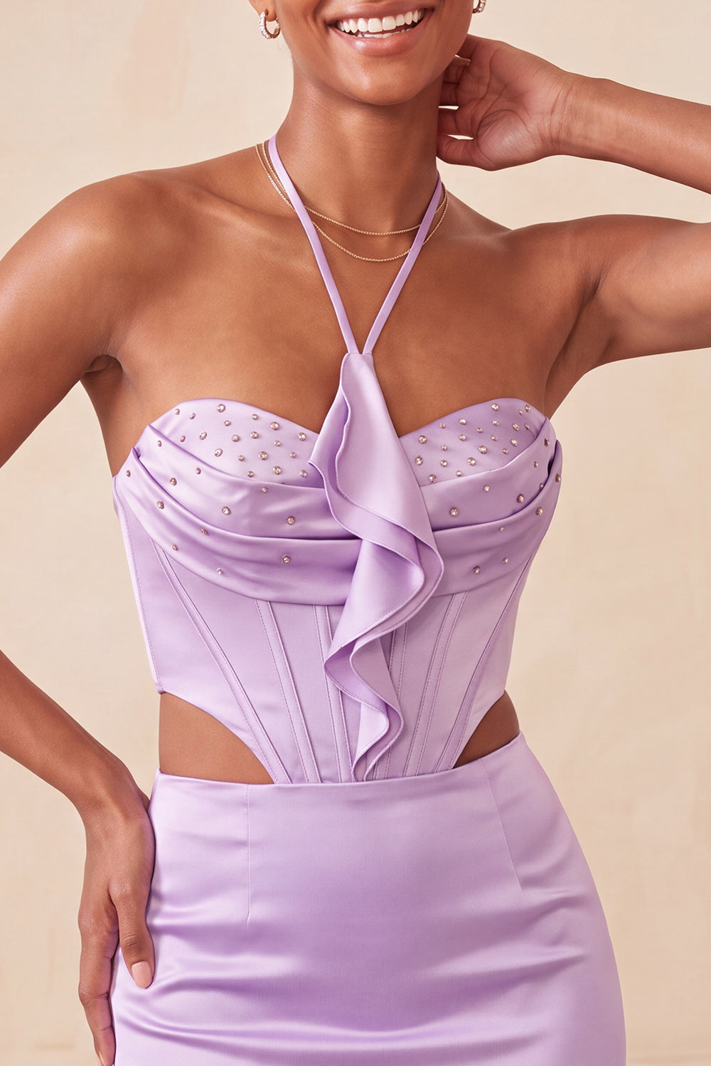 Mini robe de soirée noire moulante sans manches avec découpes et volants