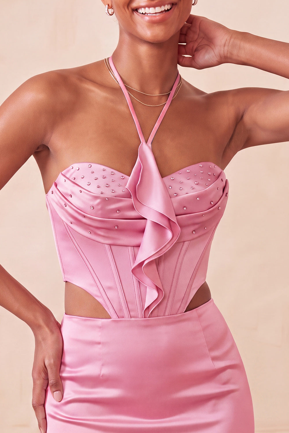 Mini robe de soirée noire moulante sans manches avec découpes et volants