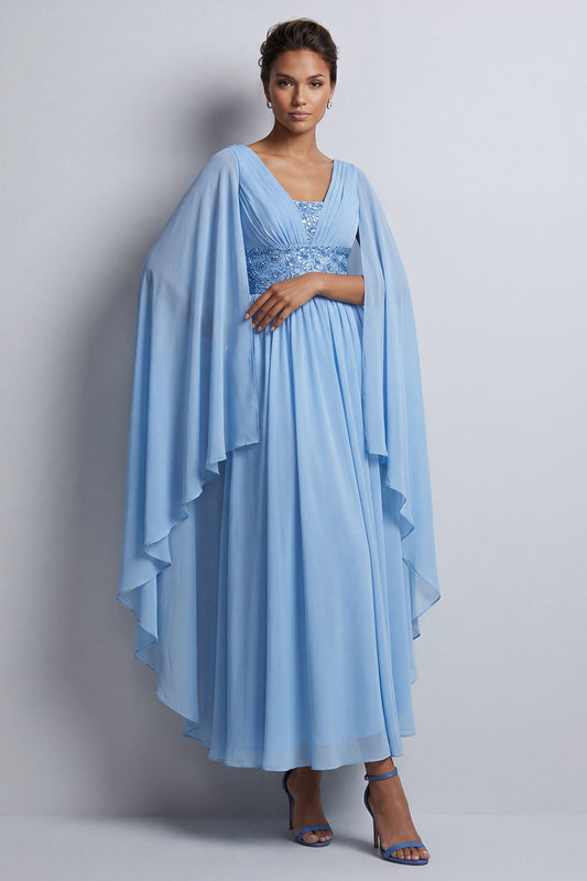 Robe de mariée mi-longue en mousseline de soie évasée bleu ciel avec col en V et manches cape