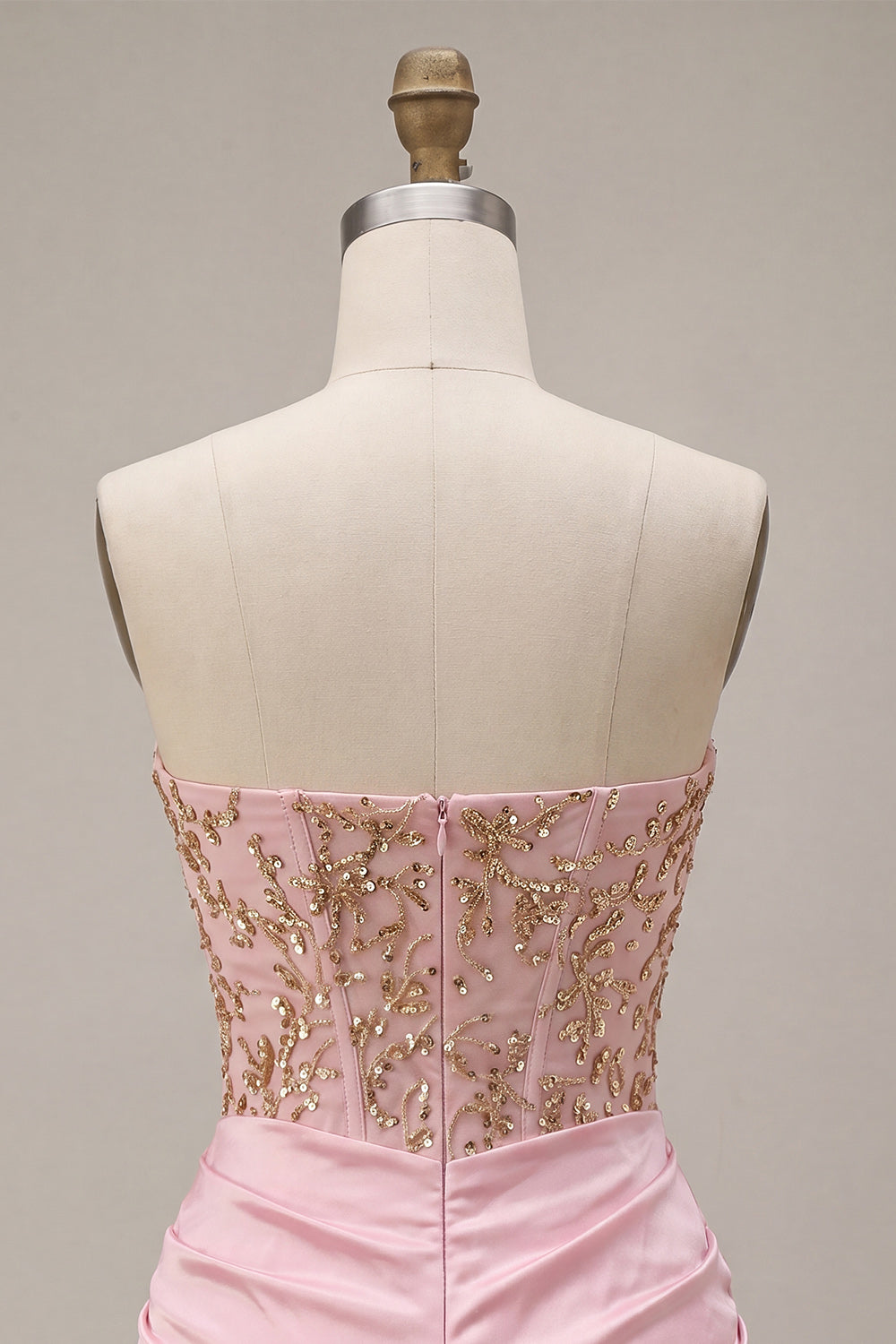 Robe de cocktail rose moulante bustier froncée et perlée
