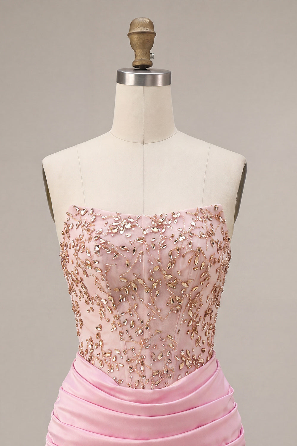 Robe de cocktail rose moulante bustier froncée et perlée