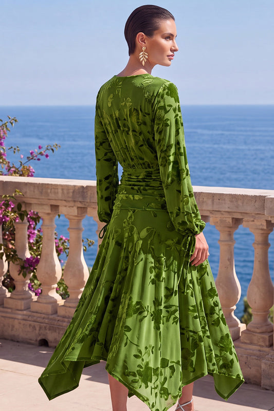 Robe midi asymétrique plissée fleurie en velours vert coupe trapèze avec col en V et manches longues