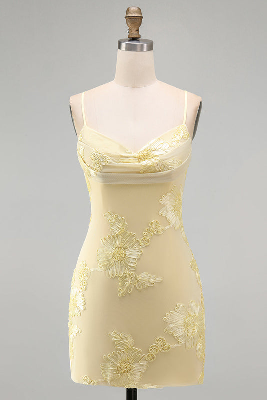 Robe de soirée moulante jaune à bretelles spaghetti ruchées et broderies florales
