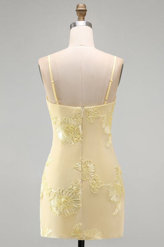 Robe de soirée moulante jaune à bretelles spaghetti ruchées et broderies florales