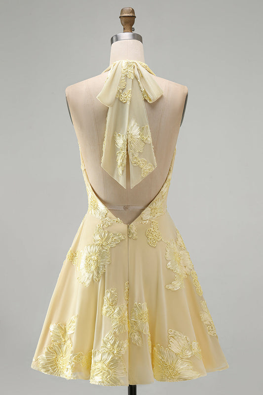 Robe de cocktail courte jaune coupe trapèze à dos nu, avec broderies florales