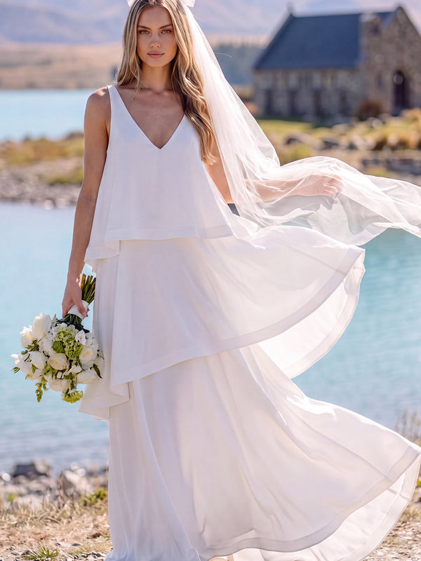 Robe de mariée longue et fluide sans manches à col en V blanc avec volants, idéale pour une fugue amoureuse