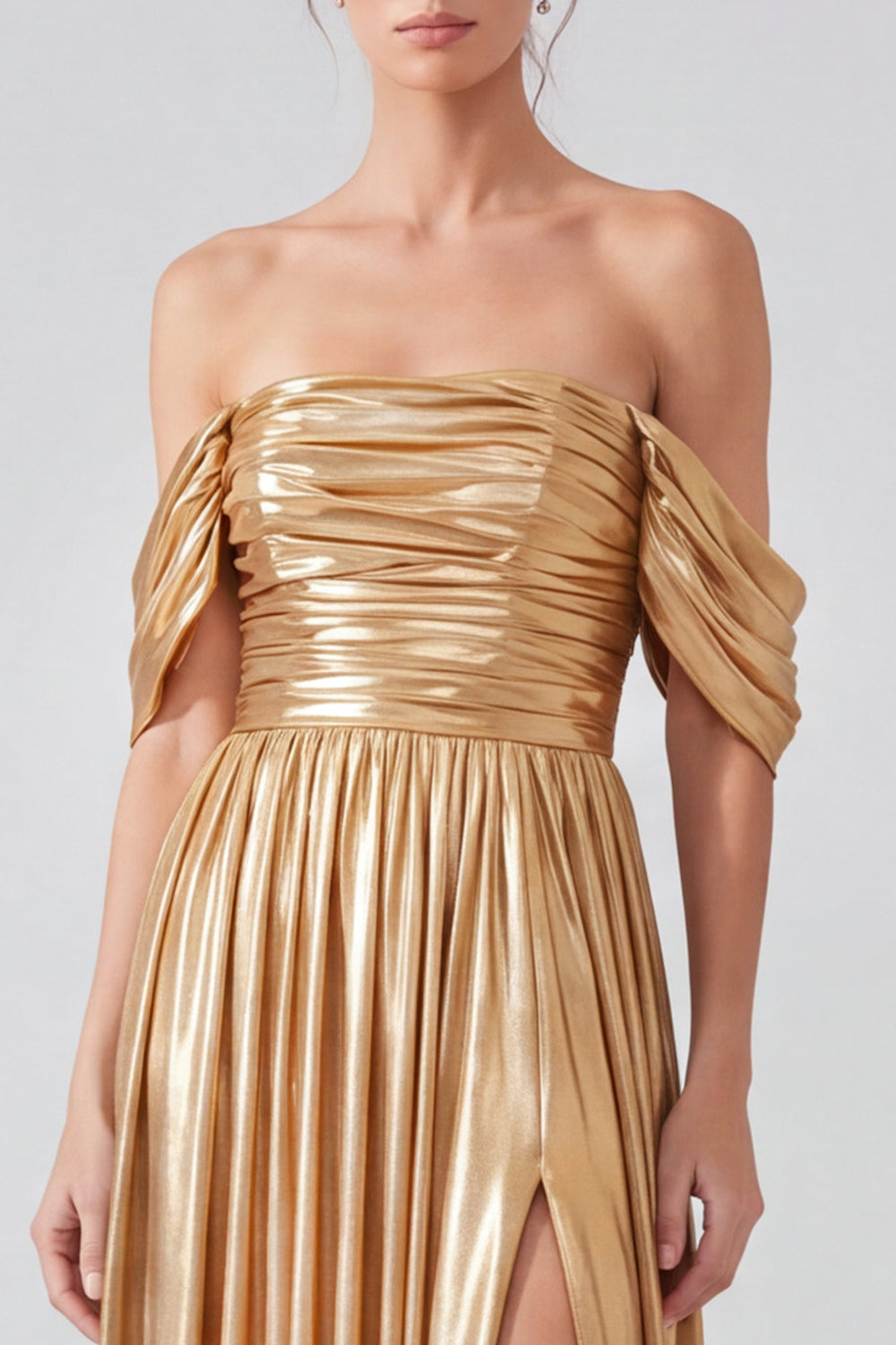 Robe longue de soirée dorée métallisée, coupe trapèze, épaules dénudées, froncée avec fente
