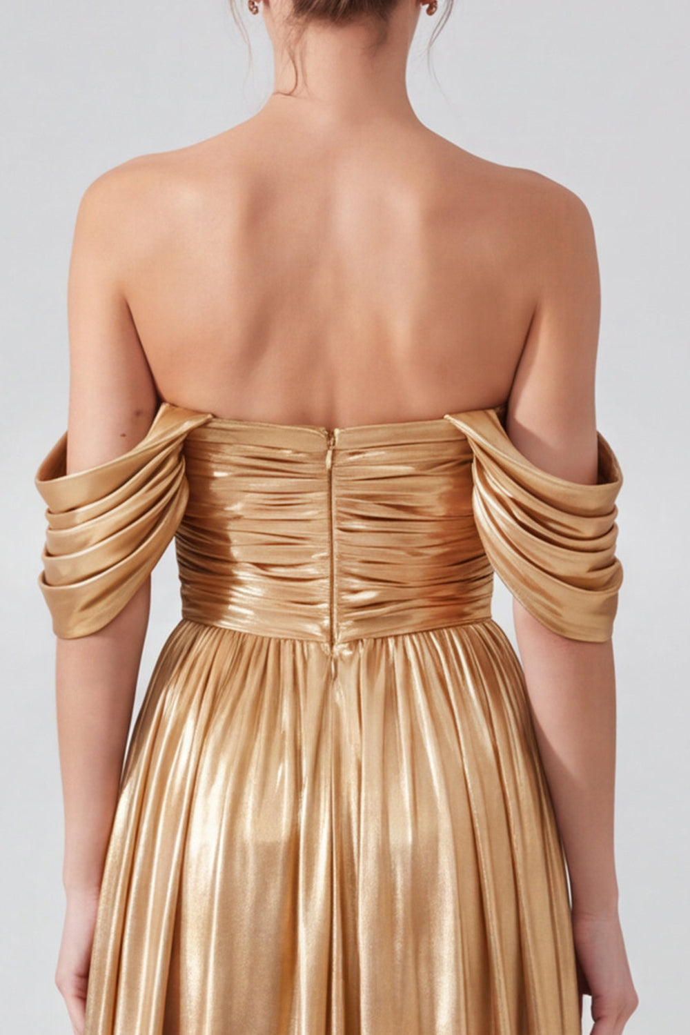 Robe longue de soirée dorée métallisée, coupe trapèze, épaules dénudées, froncée avec fente