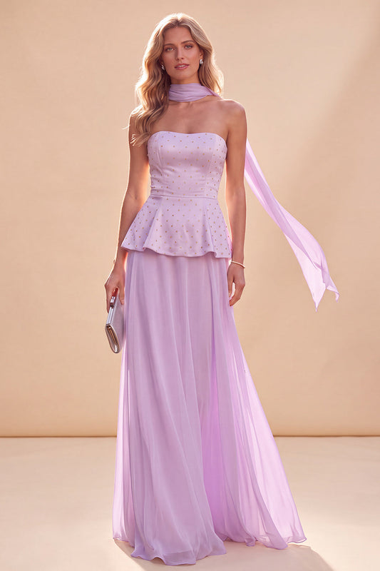 Robe longue en mousseline de soie mauve clair sans bretelles coupe évasée à volants et perles