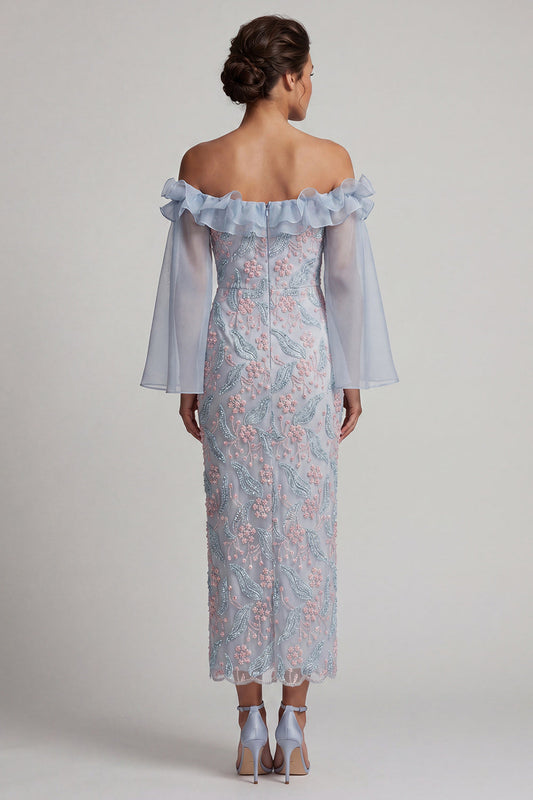 Robe longue de mère de la mariée style bandeau avec épaules dénudées, bleu poudré et ornée de perles florales, volants