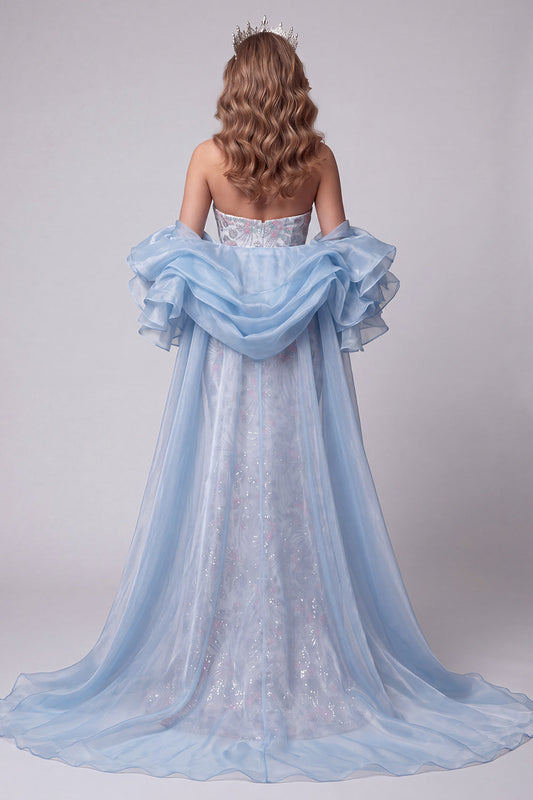 Robe de soirée longue sirène bleu clair sans bretelles brodée de fleurs et perles, avec traîne à volants