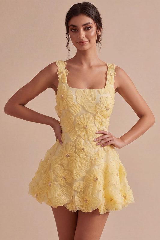 Robe courte d'anniversaire jaune évasée avec encolure carrée, perles, motif floral et perles brodées