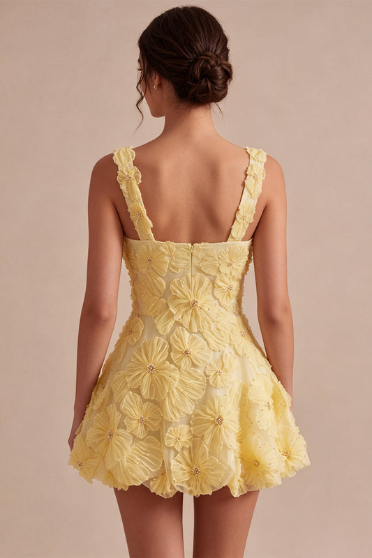 Robe courte d'anniversaire jaune évasée avec encolure carrée, perles, motif floral et perles brodées
