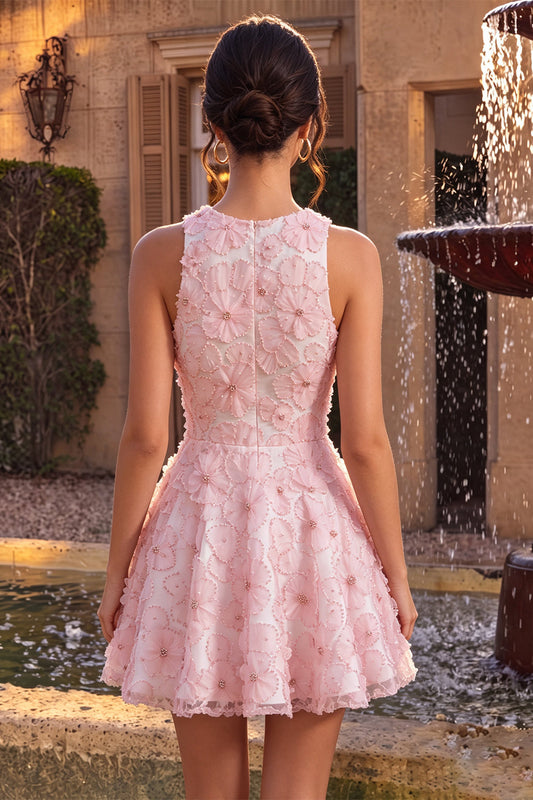 Robe de soirée courte évasée rose à col rond, ornée de fleurs, de perles et de volants, avec perles.