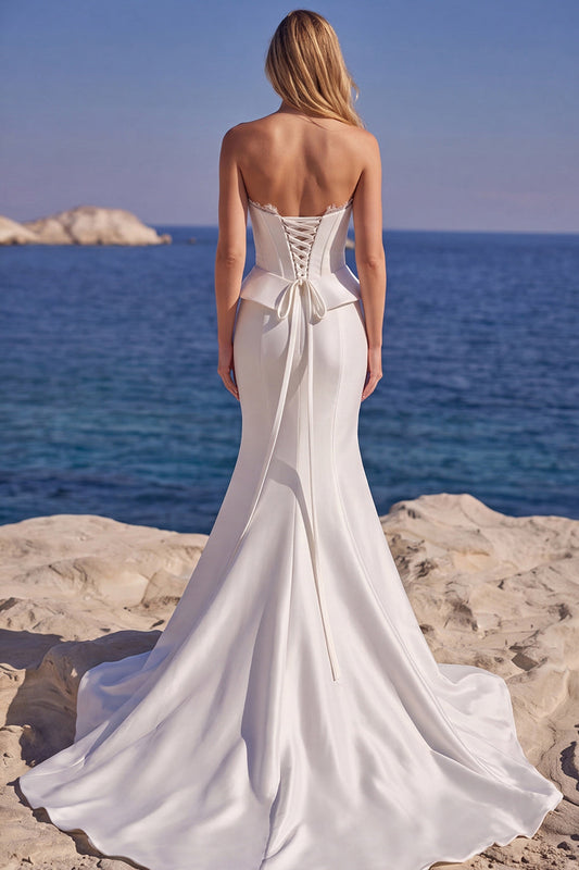 Robe de mariée longue sirène en satin bustier blanc