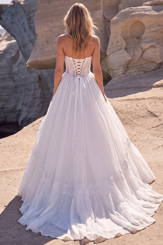 Robe de mariée longue blanche à bustier, coupe trapèze et taille basque