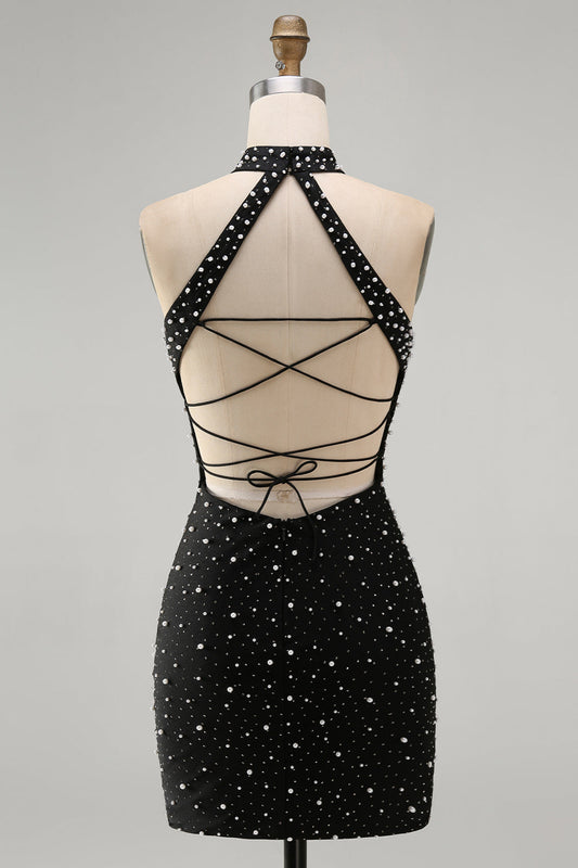 Robe courte de cocktail noire moulante à col halter, ornée de perles et de dentelle au dos lacé