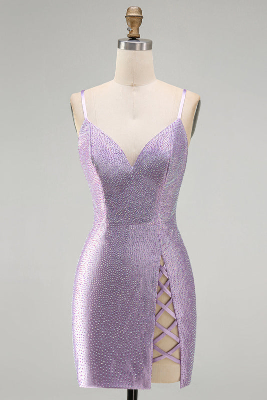 Robe de soirée courte lilas sans dos, perlée et moulante, avec fente croisée