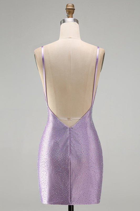 Robe de soirée courte lilas sans dos, perlée et moulante, avec fente croisée