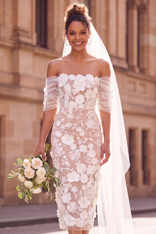 Robe fourreau midi blanche à épaules dénudées avec imprimé floral pour mariage intime