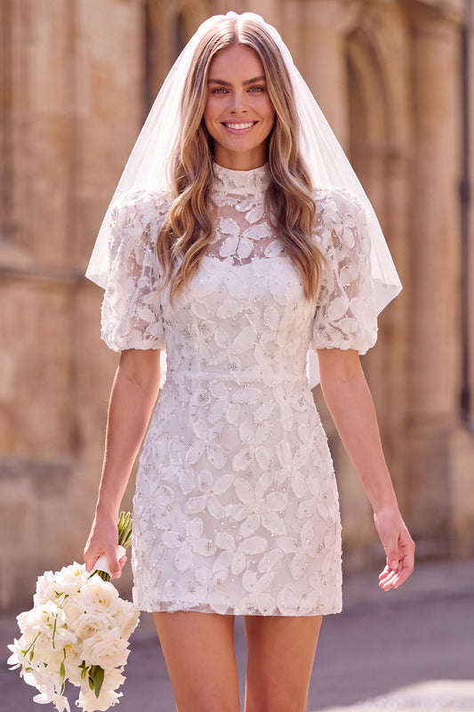 Robe de mariée courte fourreau blanche à col montant, manches bouffantes et motif floral pour fugue amoureuse
