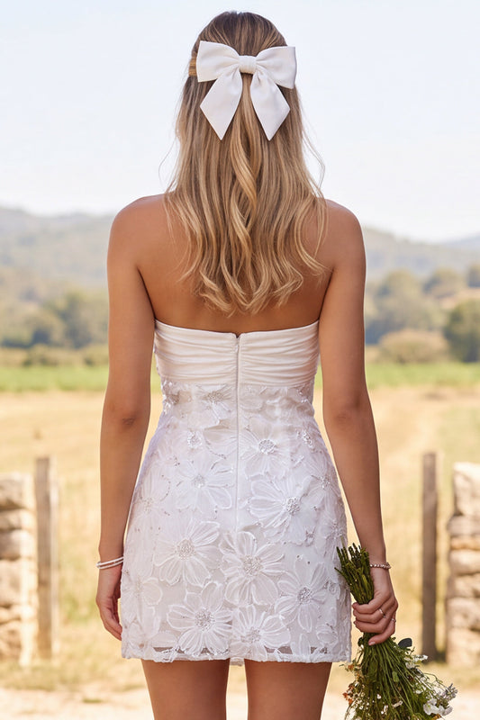Robe de mariée courte sans bretelles en dentelle ivoire ornée de perles et de fronces avec motifs floraux