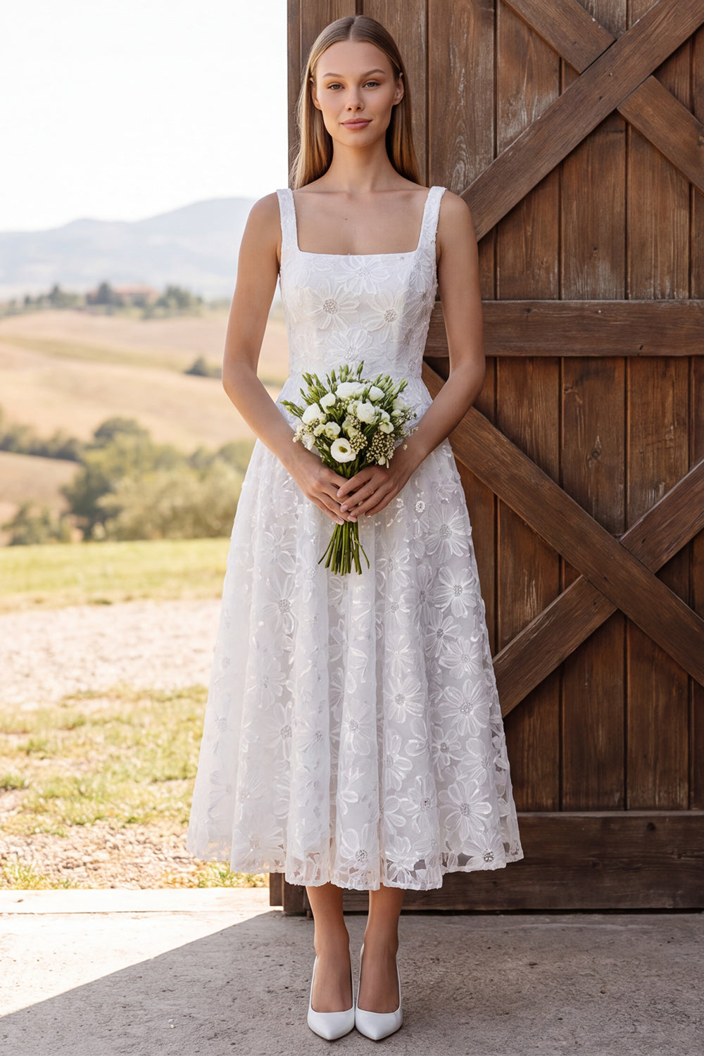 Robe de soirée prénatale mi-longue en ligne A ivoire à col carré et appliques florales