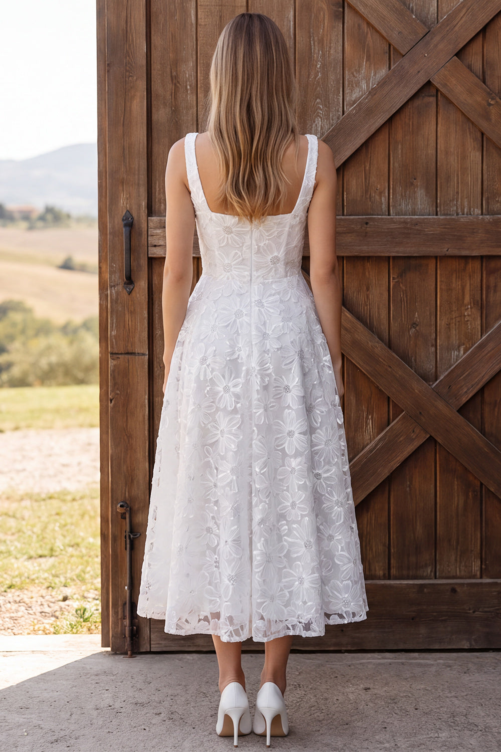 Robe de soirée prénatale mi-longue en ligne A ivoire à col carré et appliques florales