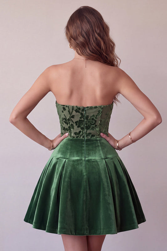 Robe Courte de Demoiselle d'Honneur en Velours Vert Foncé sans Bretelles avec Volants