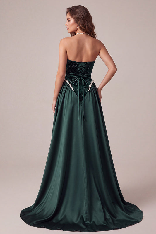 Robe de soirée longue fourreau en velours vert foncé perlé sans bretelles avec traîne