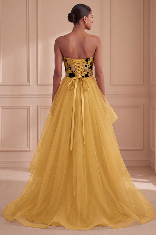 Robe longue de soirée évasée sans bretelles imprimée à plusieurs niveaux jaune gingembre