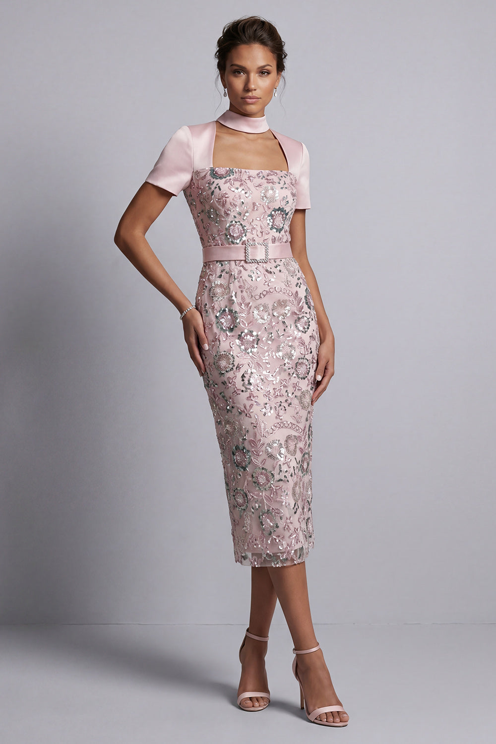 Robe de mariée moulante rose pâle à col carré, manches courtes, longueur midi, avec ceinture