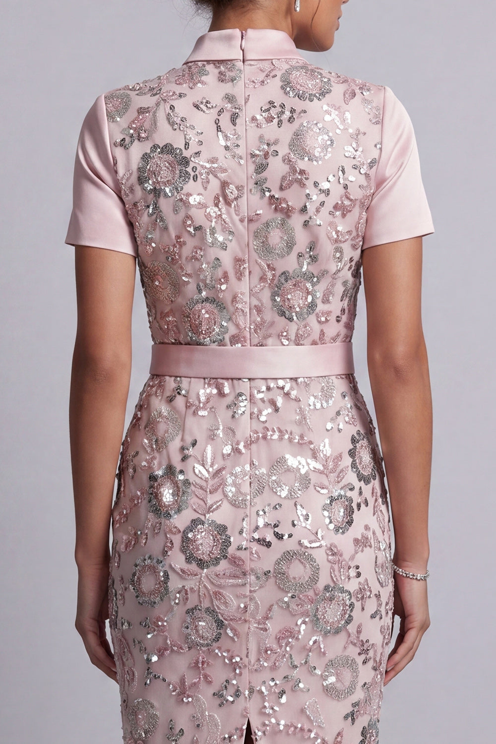 Robe de mariée moulante rose pâle à col carré, manches courtes, longueur midi, avec ceinture