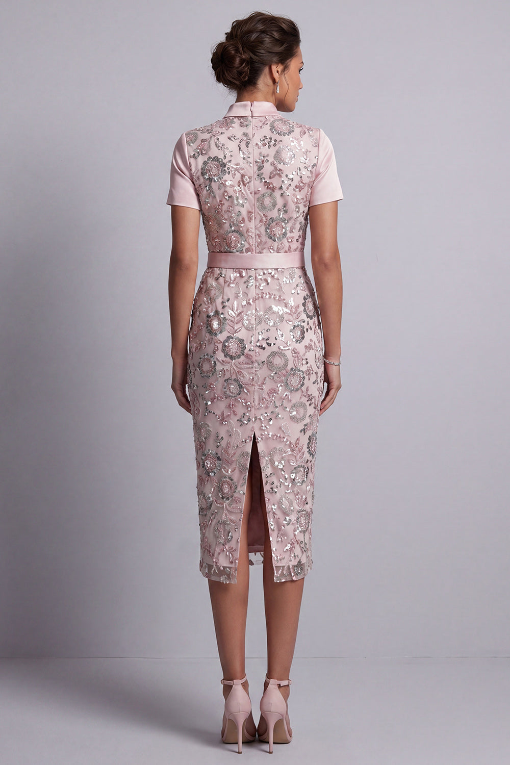 Robe de mariée moulante rose pâle à col carré, manches courtes, longueur midi, avec ceinture