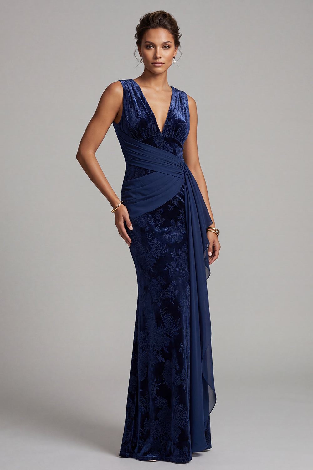 Robe de mère de la mariée longue en velours bleu marine foncé avec décolleté en V, motif jacquard et drapé.