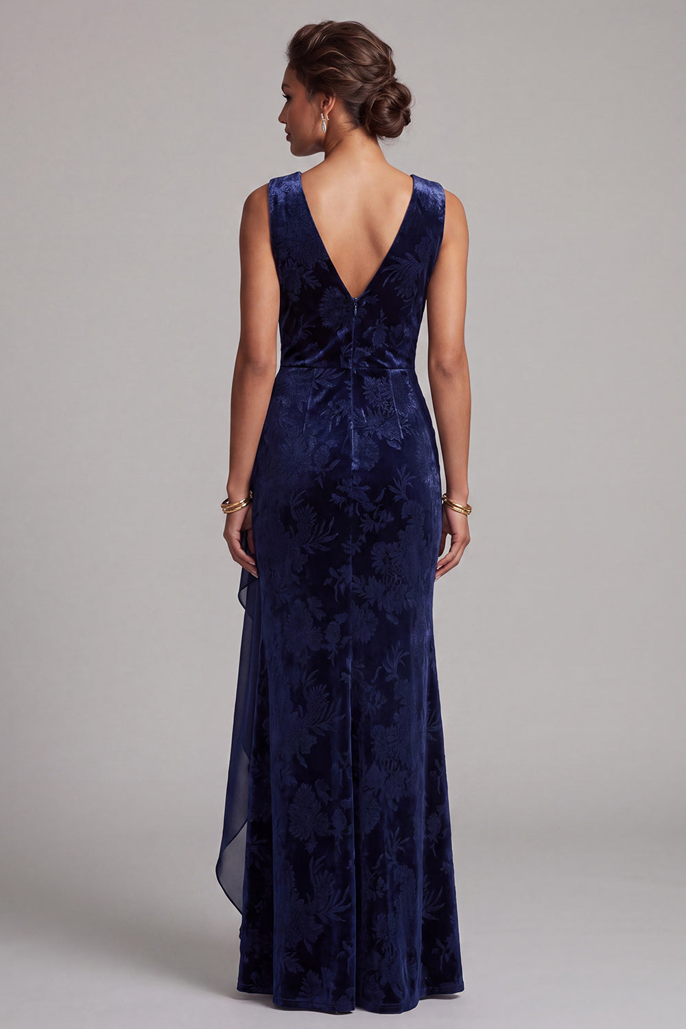 Robe de mère de la mariée longue en velours bleu marine foncé avec décolleté en V, motif jacquard et drapé.