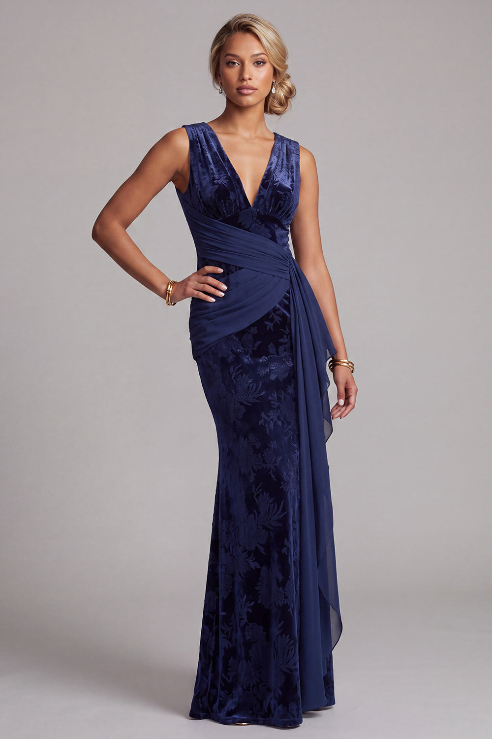 Robe de mère de la mariée longue en velours bleu marine foncé avec décolleté en V, motif jacquard et drapé.