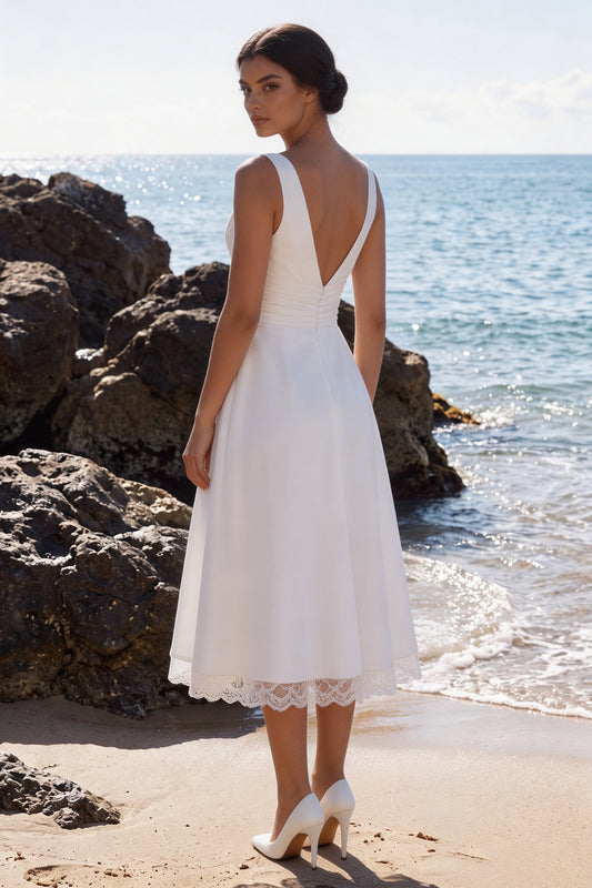 Robe de mariée midi blanche à col en V, froncée, ligne A avec dentelle