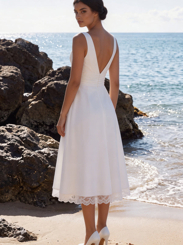 Robe de mariée midi blanche à col en V, froncée, ligne A avec dentelle